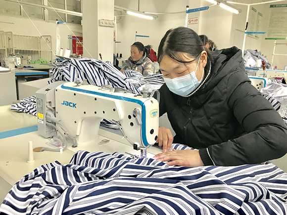 鄧繼燕在“金溪被服”認真工作。華龍網(wǎng)-新重慶客戶端  陳攀攝