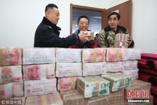 資料圖：12月12日下午，沈陽渾南農(nóng)民工維權(quán)中心辦公室。1400萬巨款被拖欠的農(nóng)民工工資被追回，并當(dāng)場發(fā)放給農(nóng)民工。 陸瑤 攝 圖片來源：視覺中國 文字來源：東北...